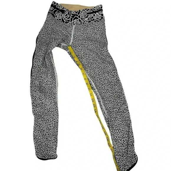 Lululemon Real Quick Tight Miss Mosaic White / Posey Black White, Luxtreme® 2 - Picture 3 of 9